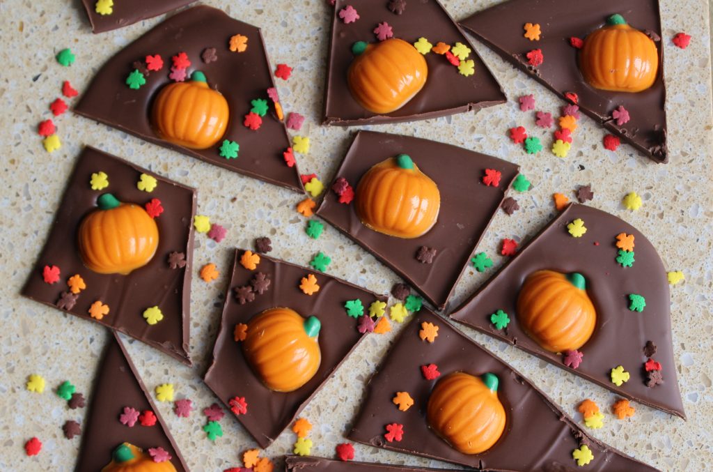 Pumpkin Spice Fall Chocolate Bark. Perfect for Thanksgiving and Halloween!